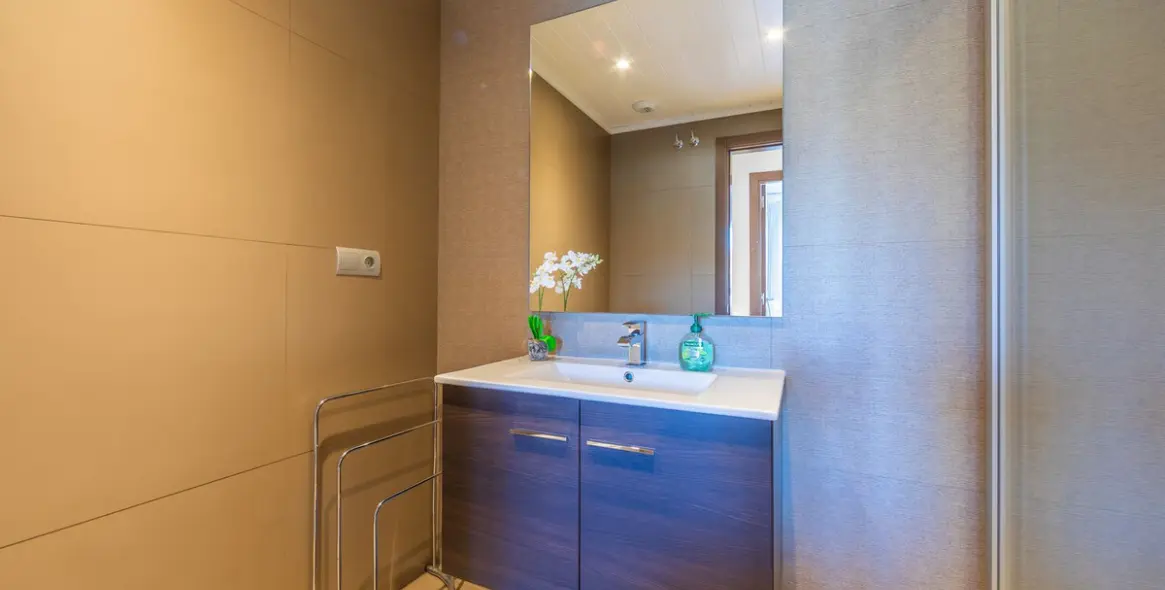 Sale of middle floor apartment in Estepona 36