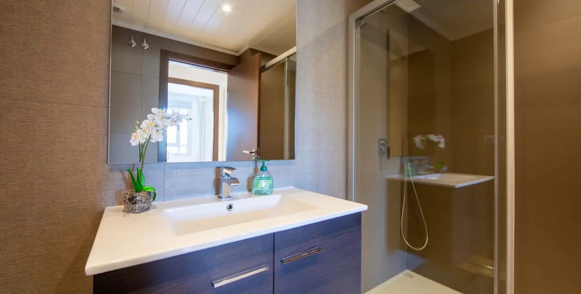 Sale of middle floor apartment in Estepona 37