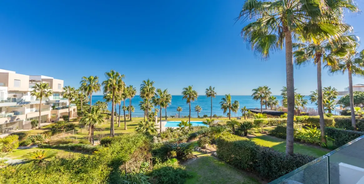 Sale of middle floor apartment in Estepona 38