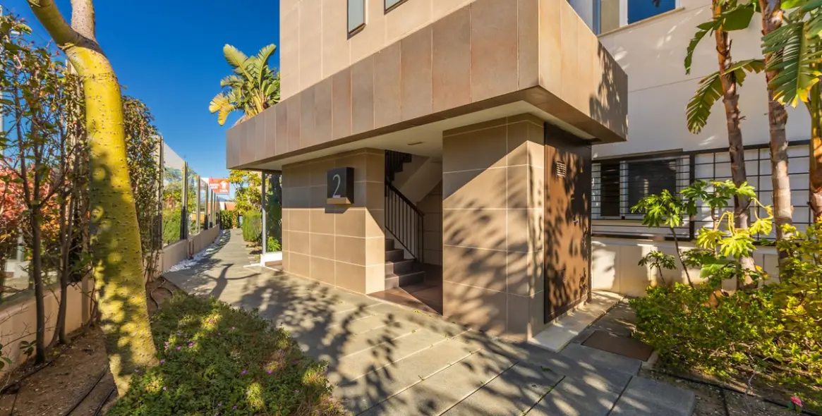 Sale of middle floor apartment in Estepona 40