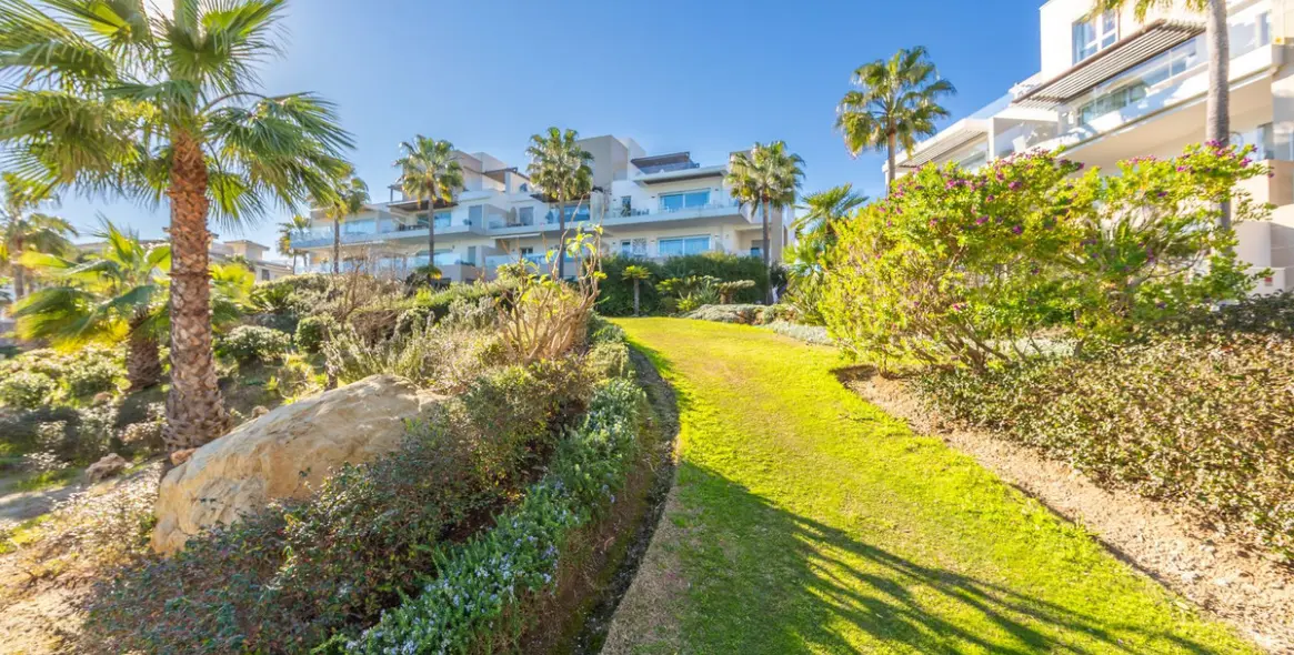 Sale of middle floor apartment in Estepona 42