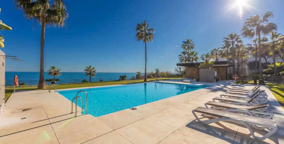 Sale of middle floor apartment in Estepona 43