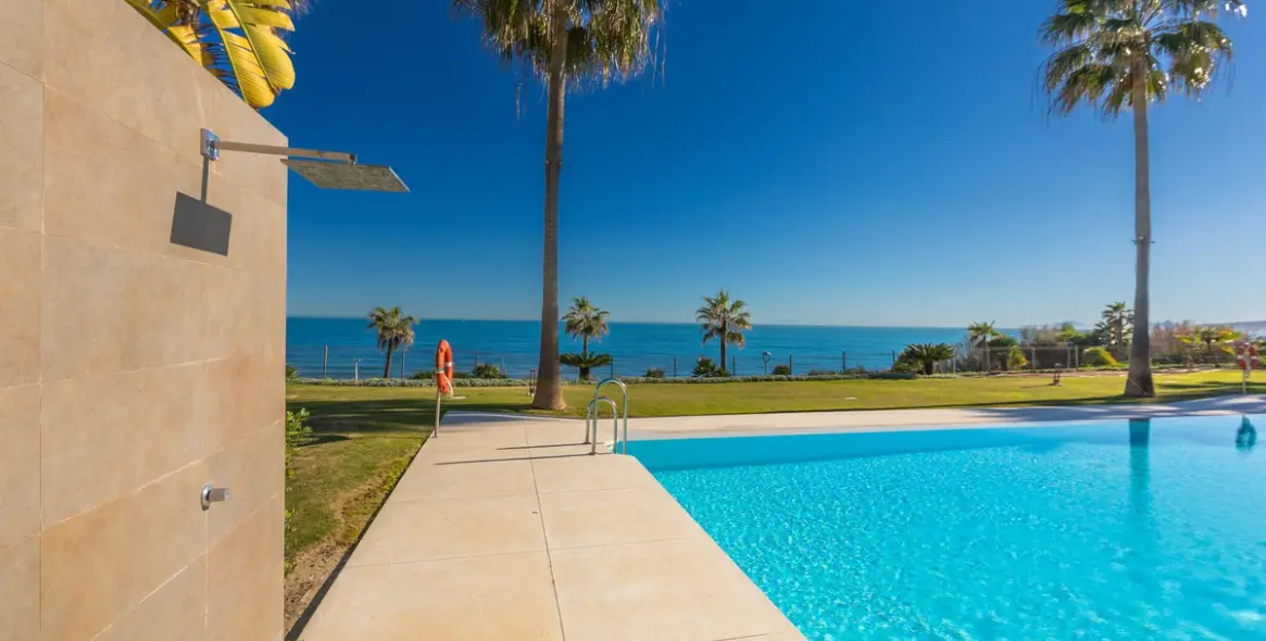 Sale of middle floor apartment in Estepona 44