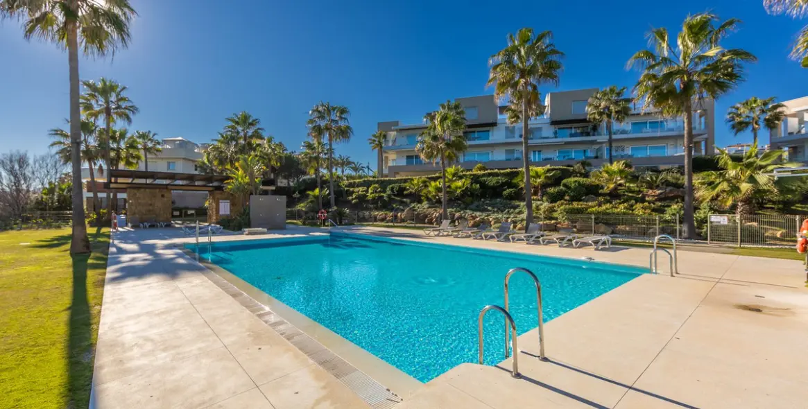 Sale of middle floor apartment in Estepona 45