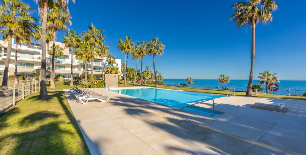 Sale of middle floor apartment in Estepona 46