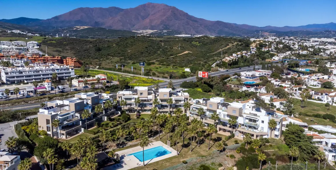 Sale of middle floor apartment in Estepona 47