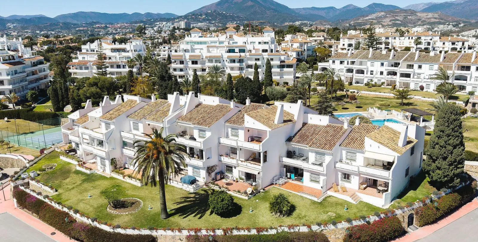 Venta de apartamento en planta baja en Nueva Andalucía 28