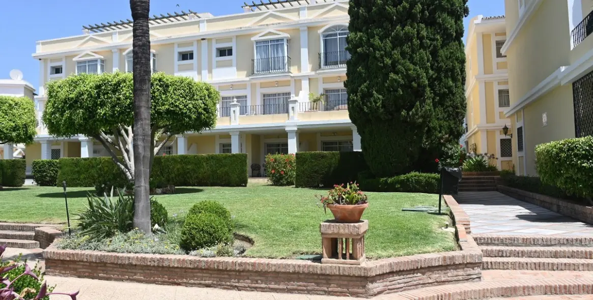 Sale of ground floor apartment in Nueva Andalucía 2