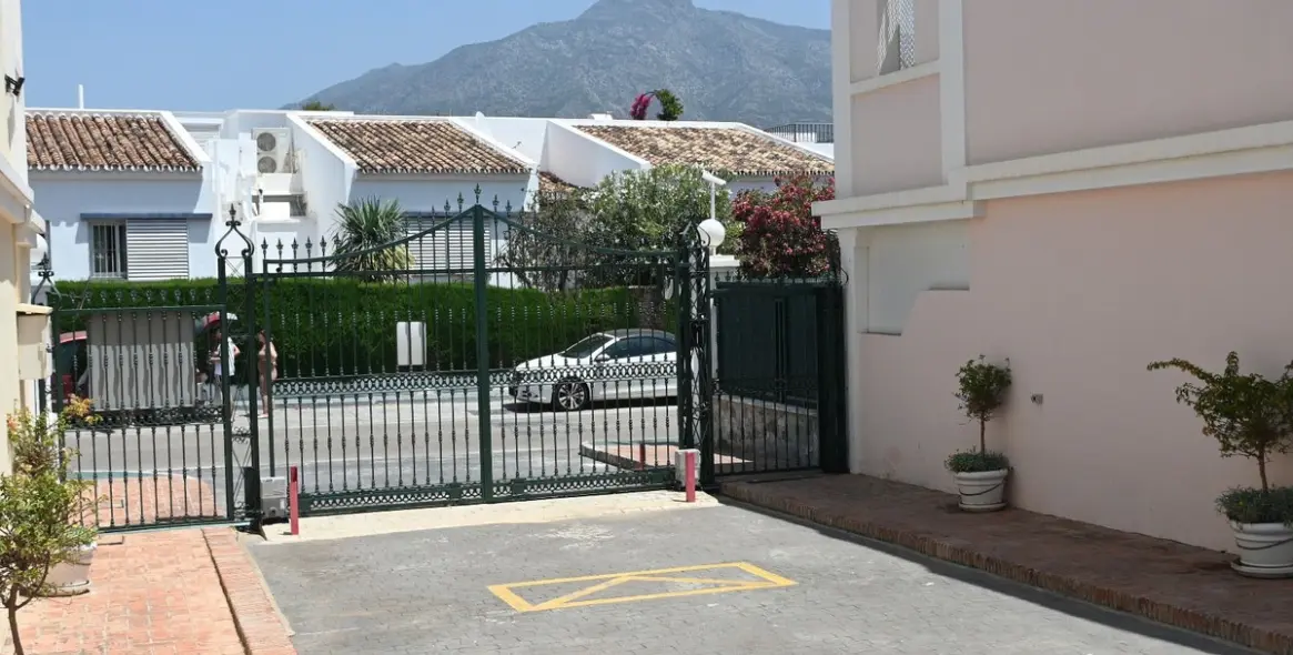 Sale of ground floor apartment in Nueva Andalucía 24