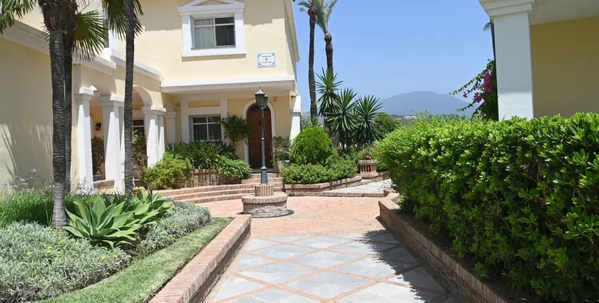 Sale of ground floor apartment in Nueva Andalucía 35