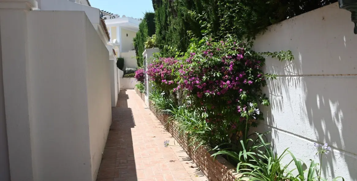Sale of ground floor apartment in Nueva Andalucía 50