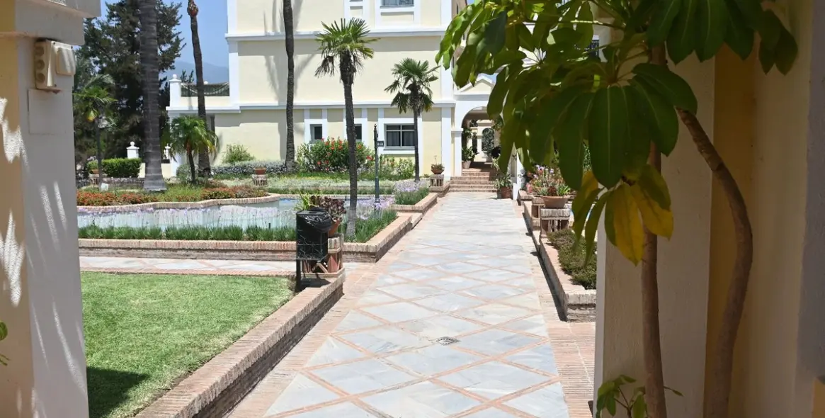 Sale of ground floor apartment in Nueva Andalucía 56