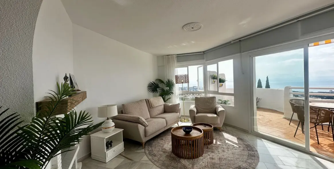Sale of penthouse in Calahonda 2