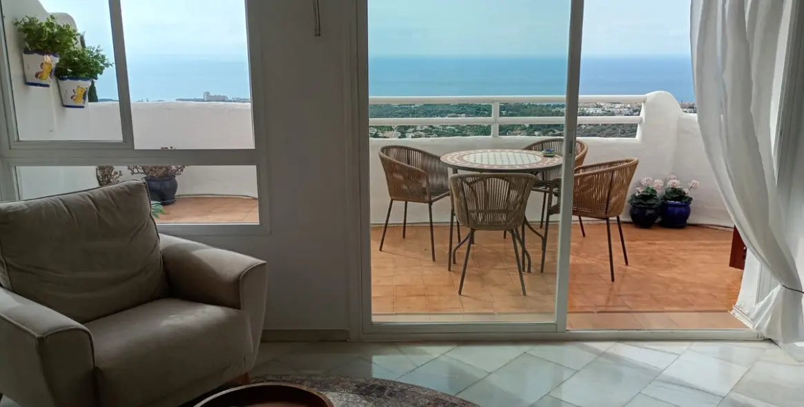 Sale of penthouse in Calahonda 3
