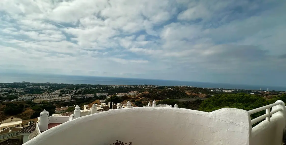 Sale of penthouse in Calahonda 5