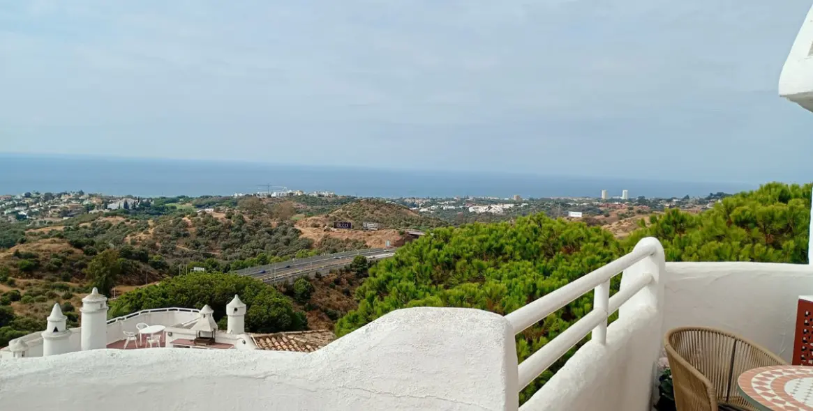 Sale of penthouse in Calahonda 7