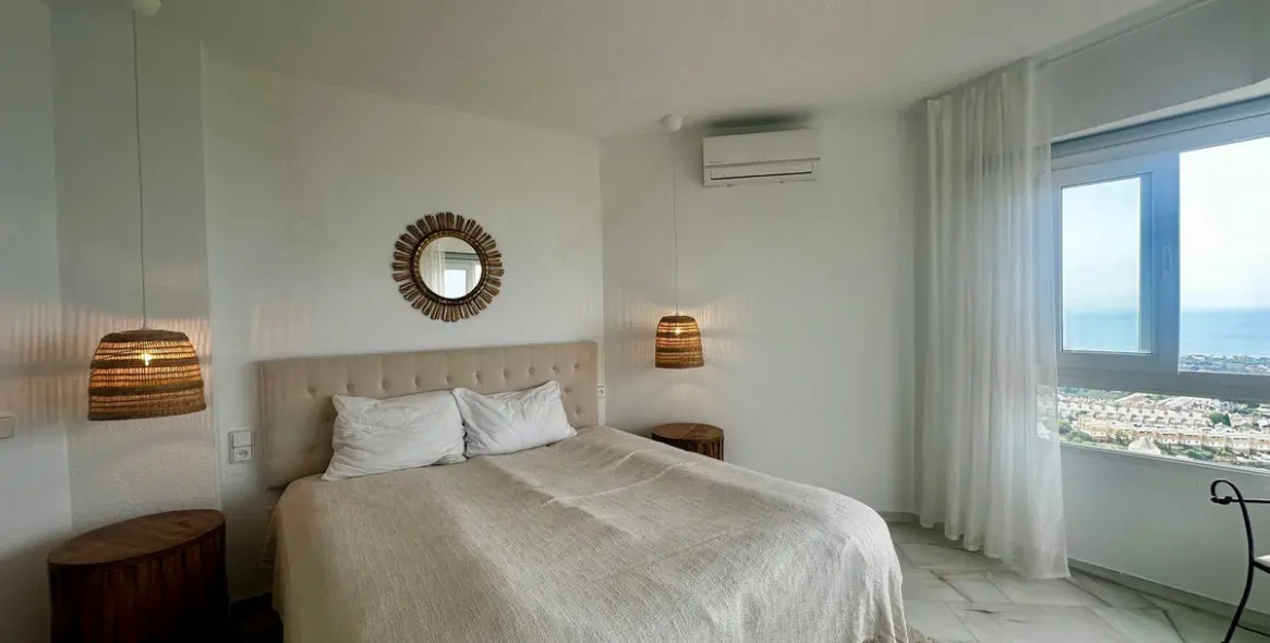 Sale of penthouse in Calahonda 11