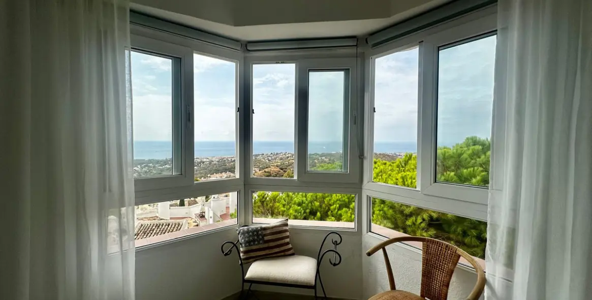 Sale of penthouse in Calahonda 13