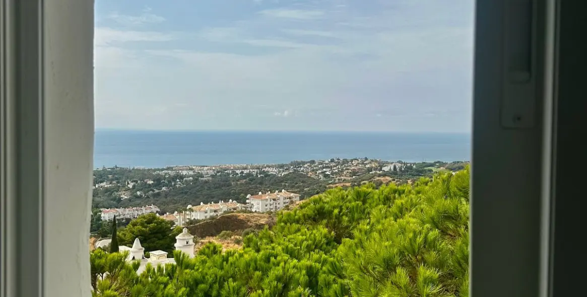 Sale of penthouse in Calahonda 15