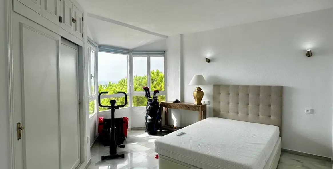 Sale of penthouse in Calahonda 16