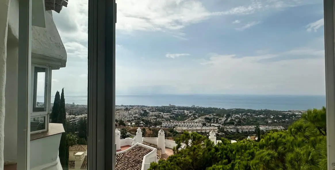 Sale of penthouse in Calahonda 17