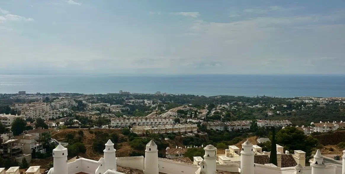 Sale of penthouse in Calahonda 18