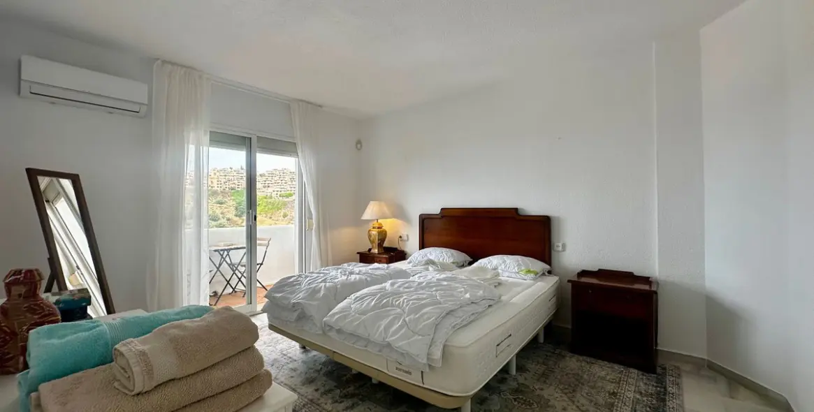 Sale of penthouse in Calahonda 21