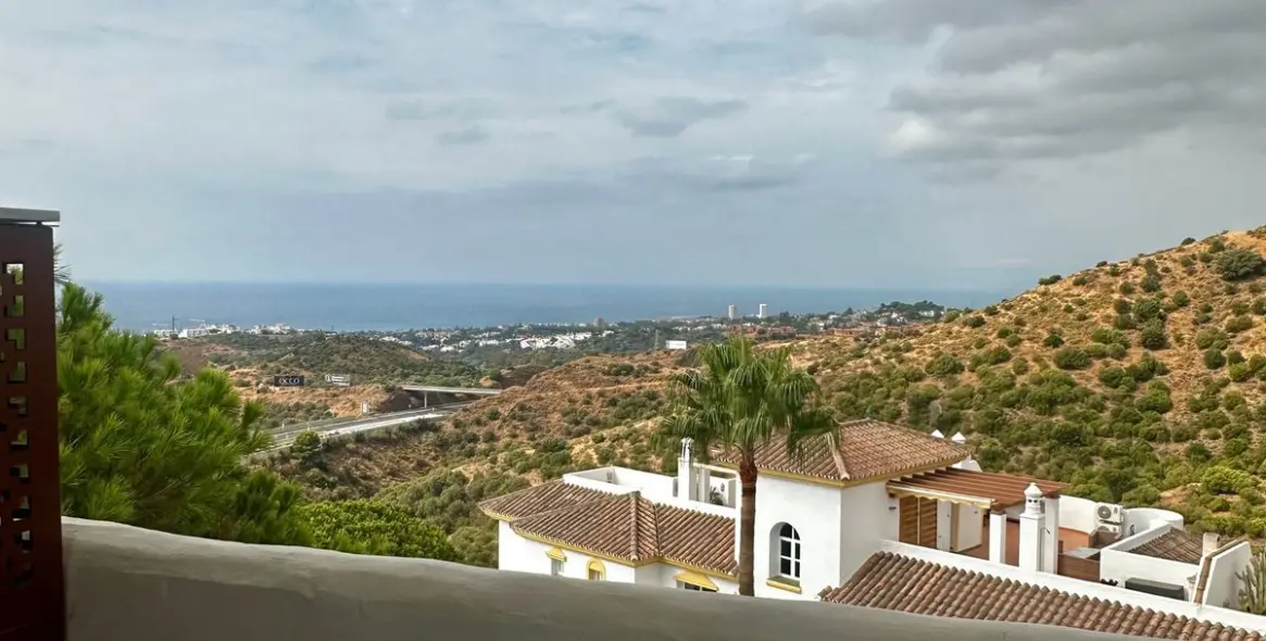 Sale of penthouse in Calahonda 22