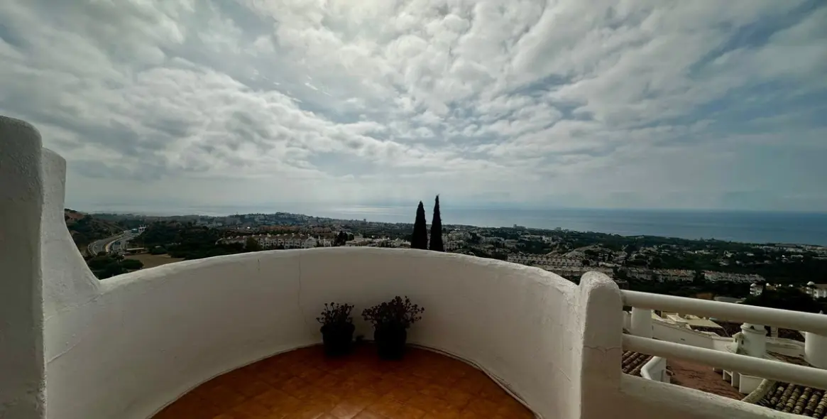 Sale of penthouse in Calahonda 24