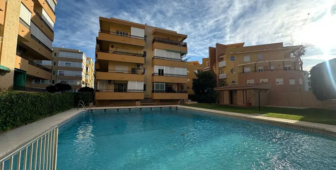 Sale of middle floor apartment in Pedregalejo 1