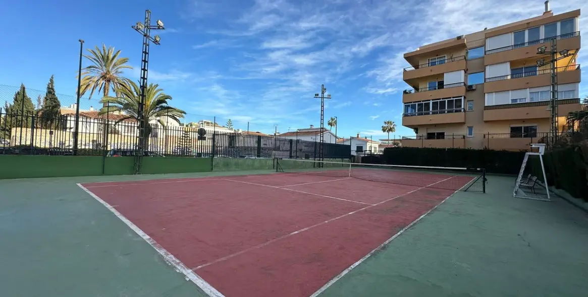 Sale of middle floor apartment in Pedregalejo 2