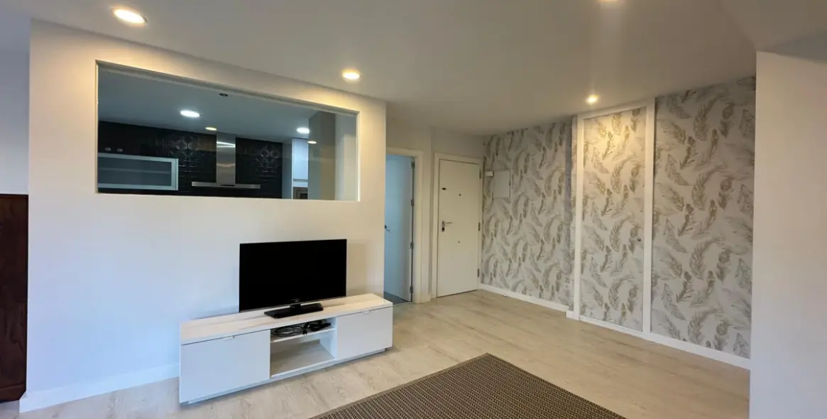 Sale of middle floor apartment in Pedregalejo 3