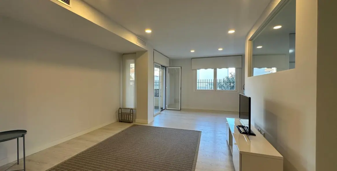 Sale of middle floor apartment in Pedregalejo 4