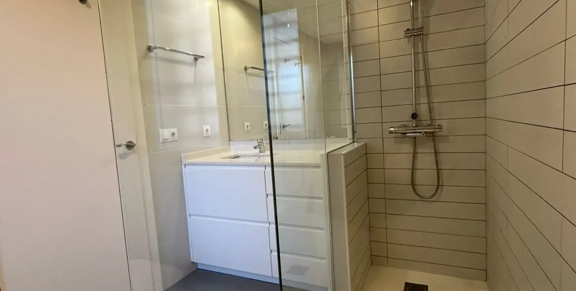 Sale of middle floor apartment in Pedregalejo 16