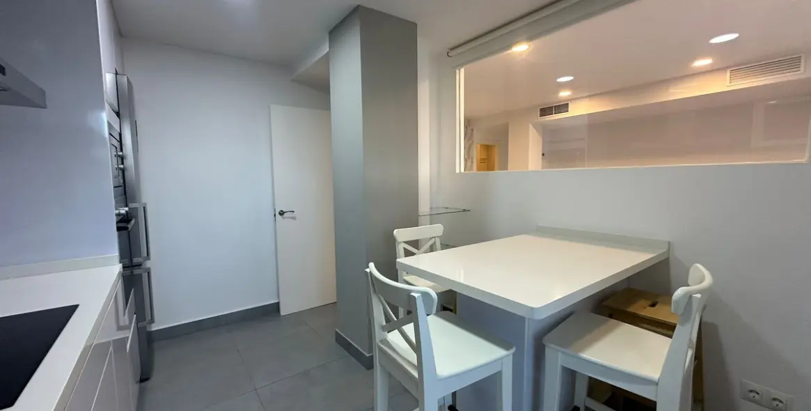 Sale of middle floor apartment in Pedregalejo 18