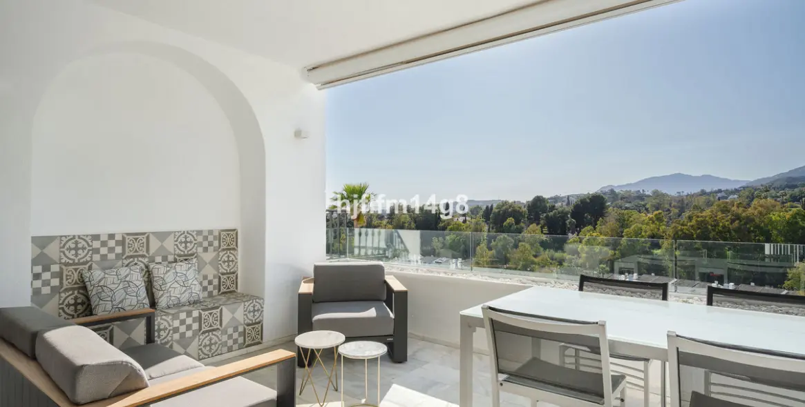 Sale of middle floor apartment in Benahavís 1