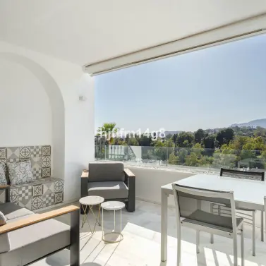 Sale of middle floor apartment in Benahavís