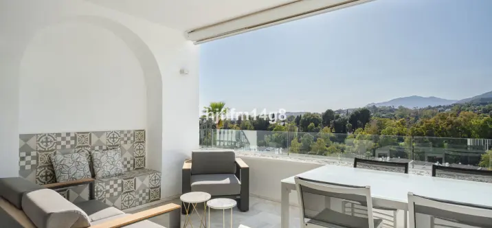 Sale of middle floor apartment in Benahavís 0