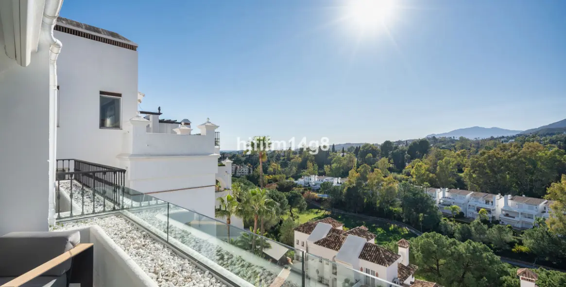 Sale of middle floor apartment in Benahavís 2