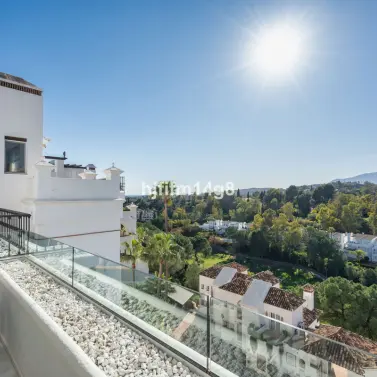 Sale of middle floor apartment in Benahavís