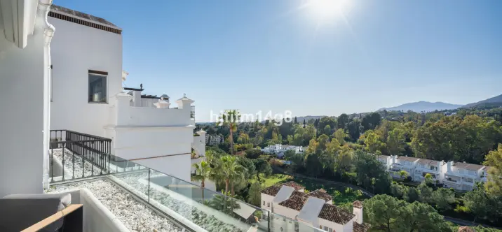 Sale of middle floor apartment in Benahavís 1