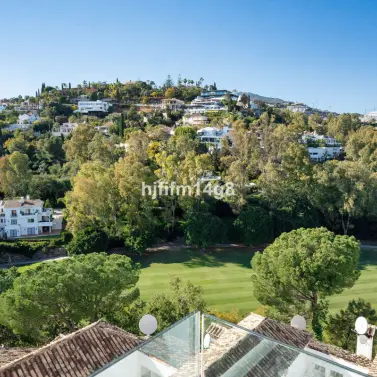 Sale of middle floor apartment in Benahavís