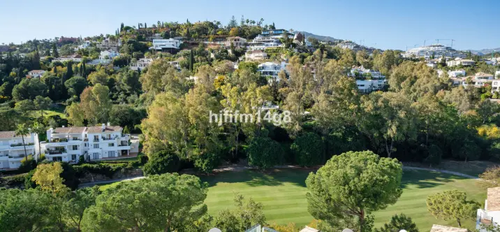 Sale of middle floor apartment in Benahavís 2