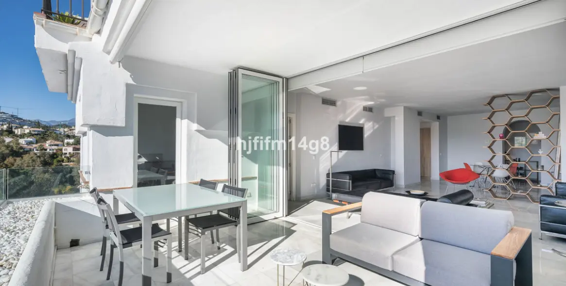 Sale of middle floor apartment in Benahavís 4