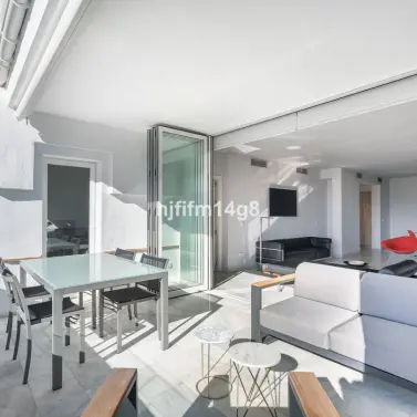 Sale of middle floor apartment in Benahavís