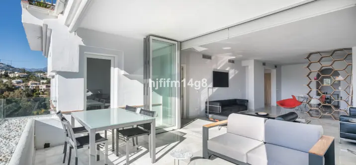 Sale of middle floor apartment in Benahavís 3