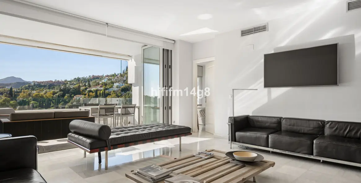 Sale of middle floor apartment in Benahavís 5