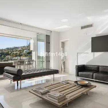 Sale of middle floor apartment in Benahavís