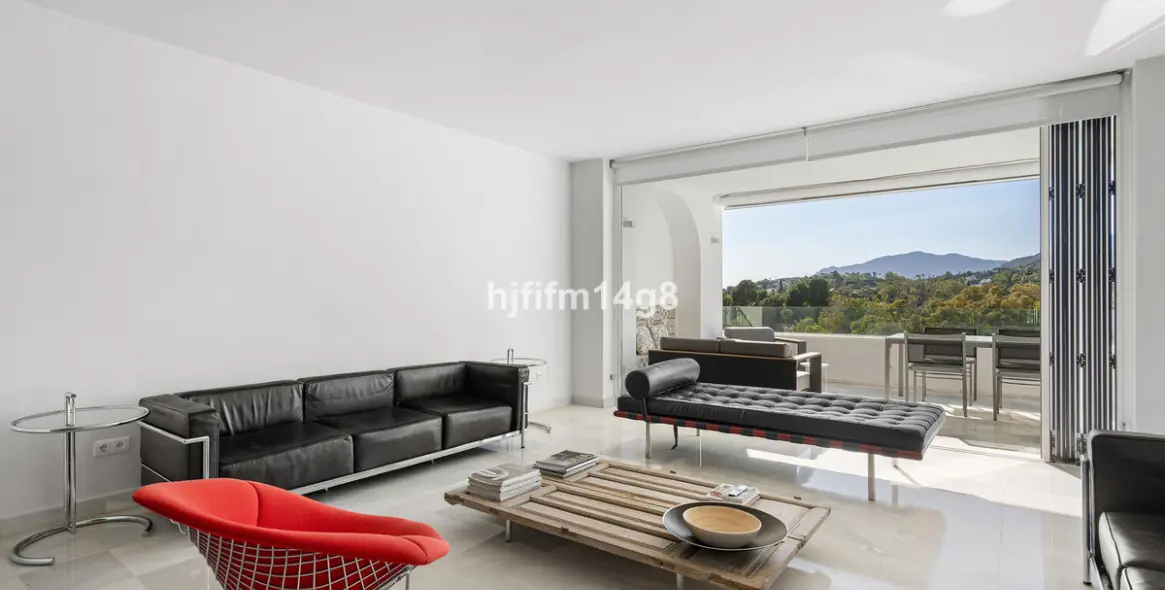 Sale of middle floor apartment in Benahavís 6