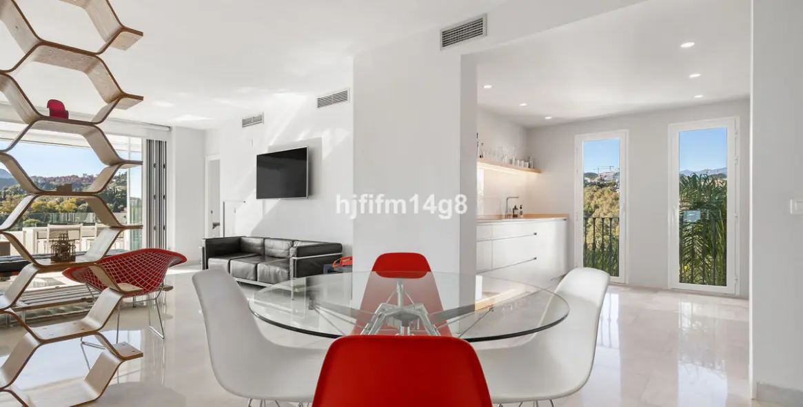 Sale of middle floor apartment in Benahavís 9